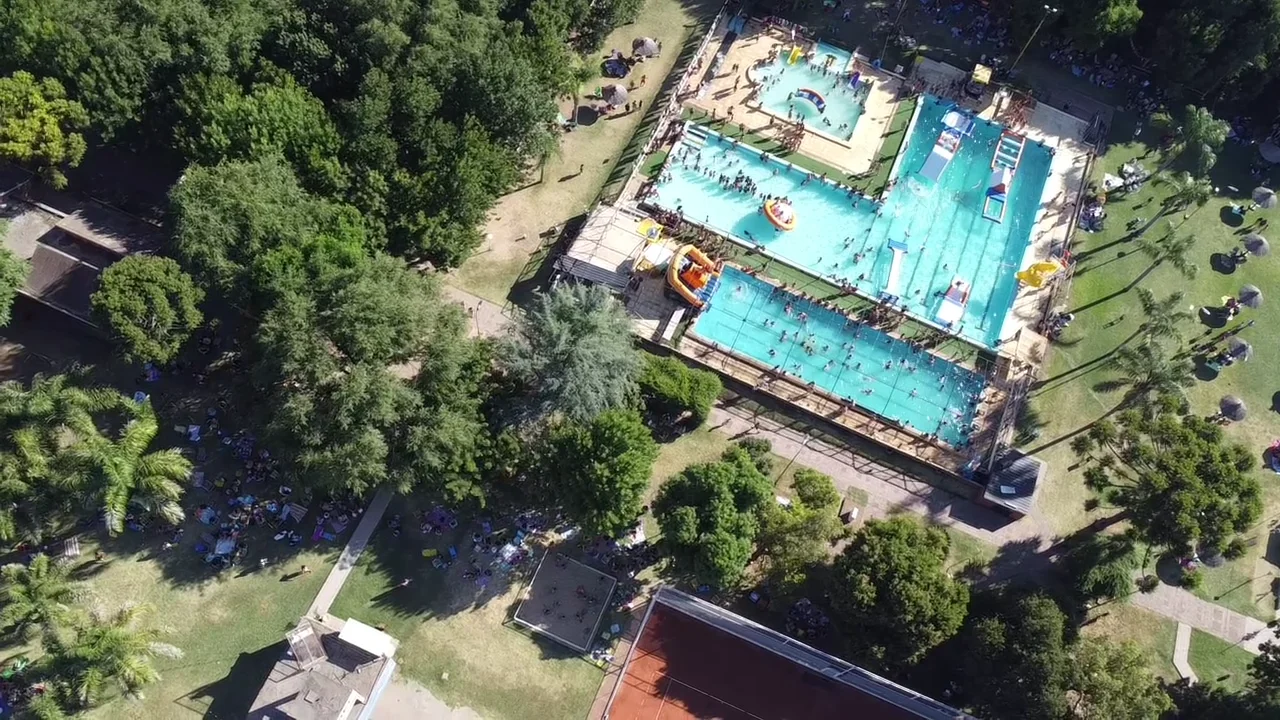 Vista aérea del sector de piletas y espacios verdes del club, en una imagen de archivo